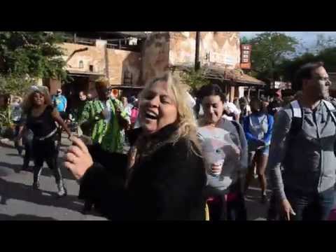 Sandro e Mãe dançando na Disney- 2015