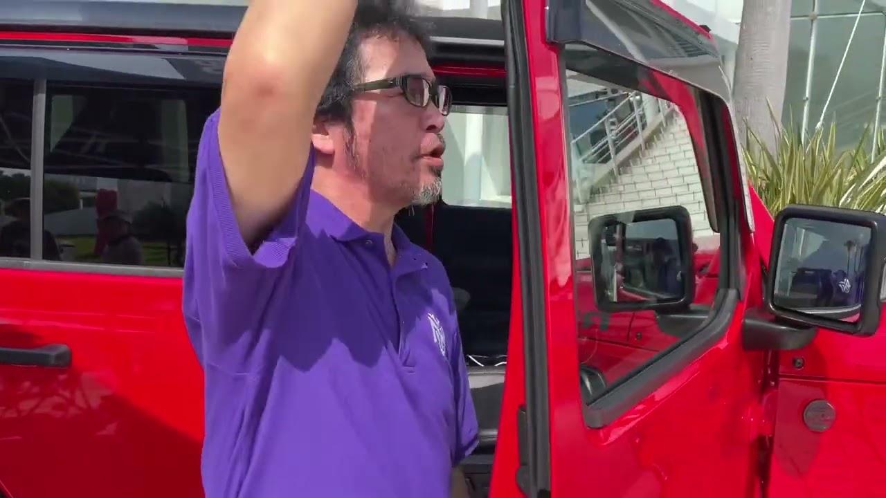 LIVE 1173の会場の入口ゲート近くのJeepブースで展示された新型ジープラングラーを試乗する2人の模様をお届け！