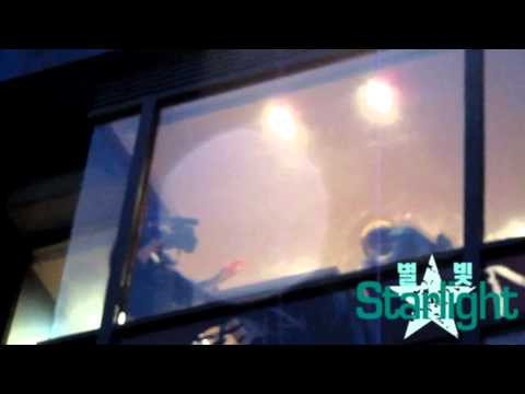 [Fancam] 101106 SHINee in Taiwan - Key & Taemin fanservice Pt 2 (waves)