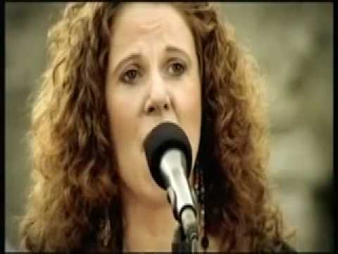 Yn yr Ardd, Bryn Fon a'r band.