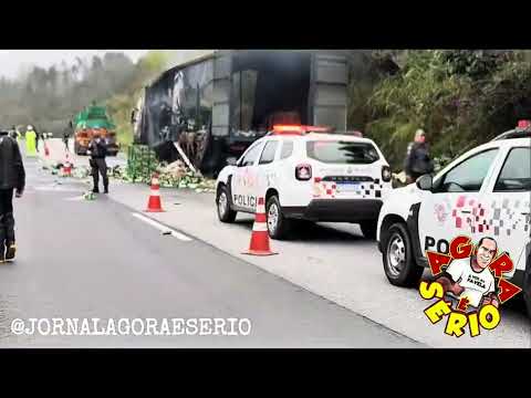 CARRETA COM CARGA DE CERVEJA PEGA FOGO NO KM 324 SENTIDO NORTE SP NA ENTRADA DA SENHORINHAS JUQUITIBA.