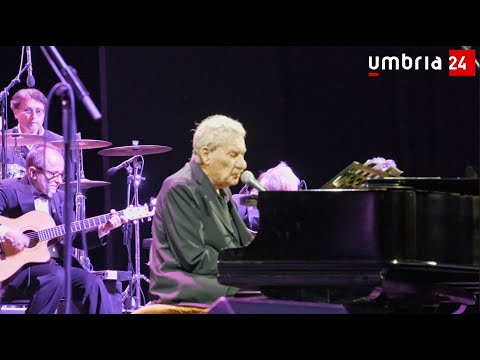 Umbria jazz 2023, Paolo Conte apre il concerto all'Arena con «Aguaplano»