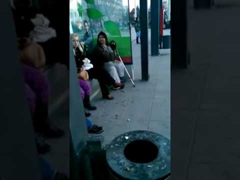 Frau rastet an der Bushaltestelle aus- funny 2016