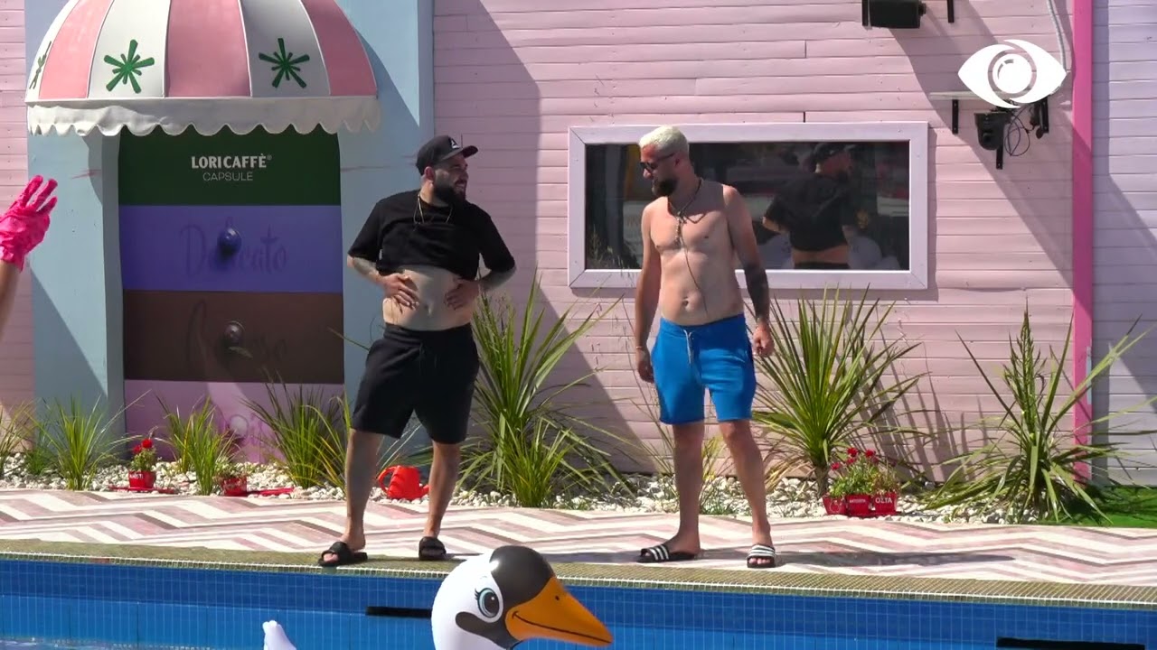 Muzikë ritmike në shtëpi, banorët kërcejnë