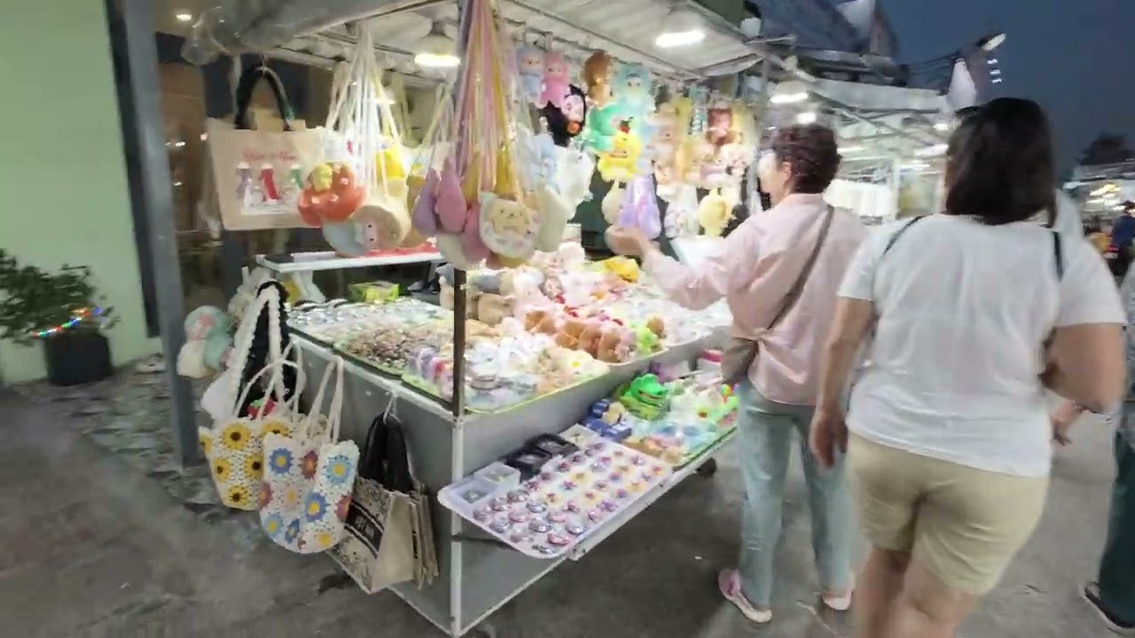 Experience a fascinating peek of Duong Dong Market.