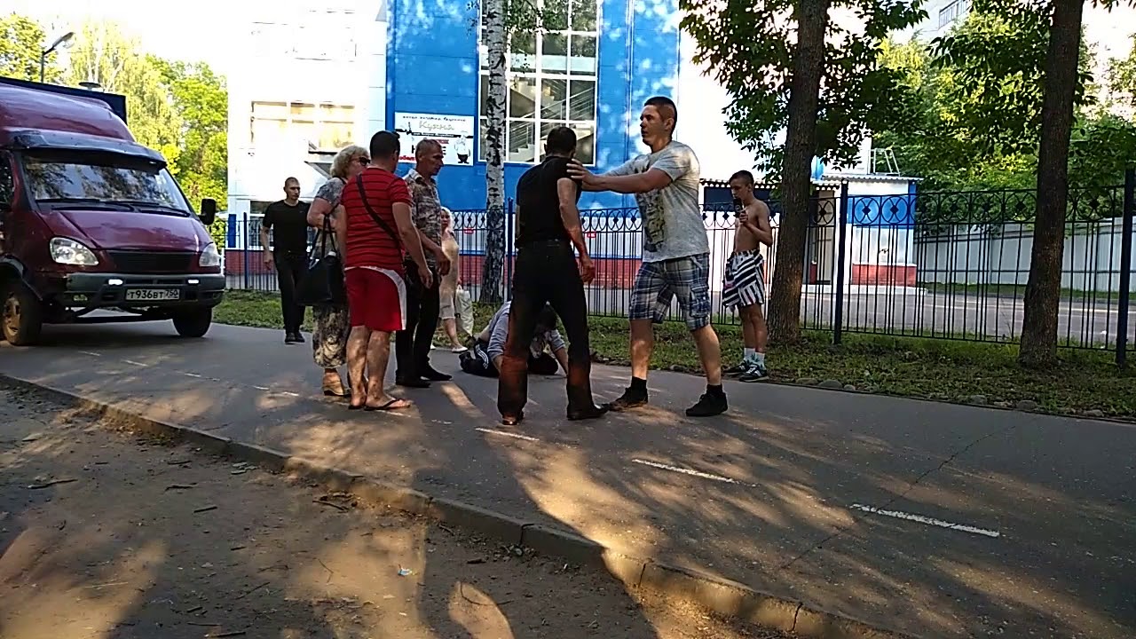 Яростная драка отдыхающего в парке города Иваново и водителя "Газели"
