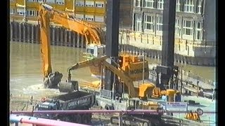 preview picture of video 'DEMAG H185 S Aquadigger, Liebherr, Komatsu,... - Potsdamer Platz Berlin, 16.04.1996.'