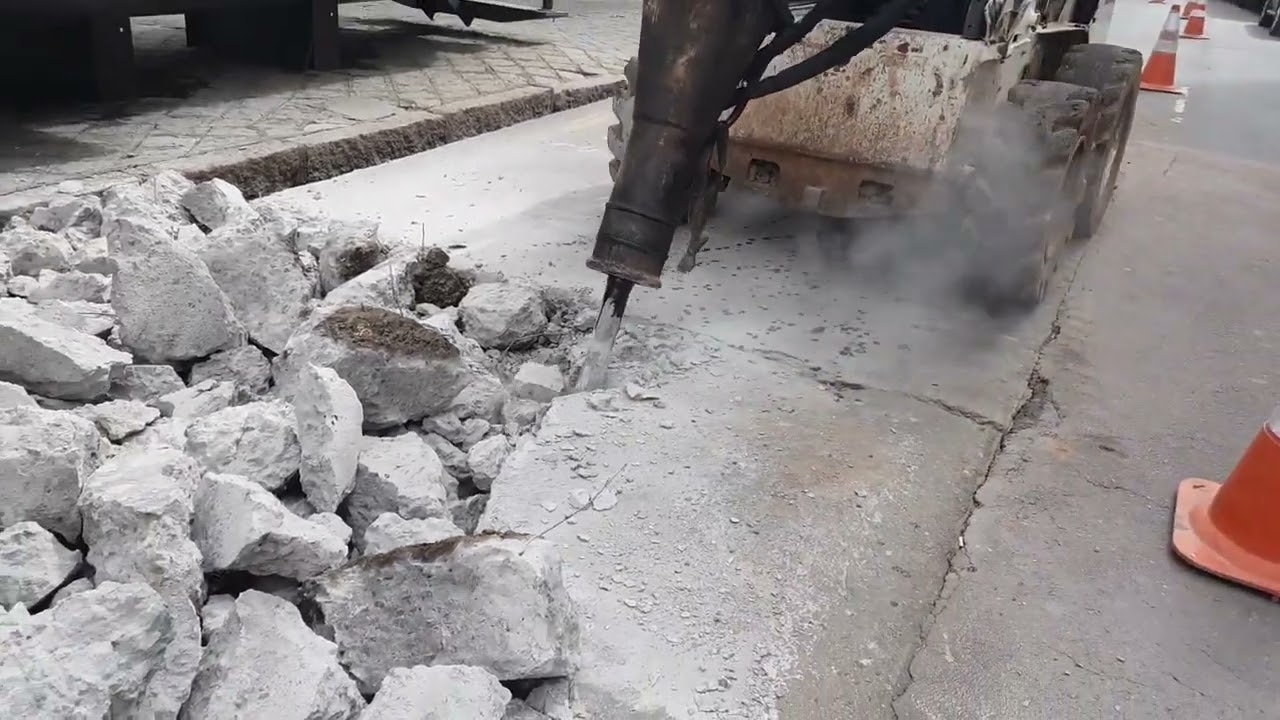 Demolição em Curitiba com Bobcat - Serviço Completo - Bob Loc