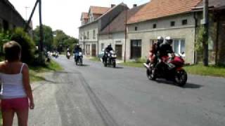 preview picture of video 'Motorky projíždějící Kroučovou, dne 8.8.2009 ! část II. ...'