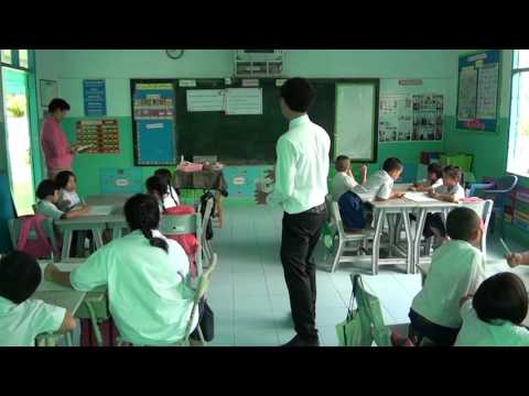 วอลนัทน้ำผึ้งอ่อนแอ ผู้หญิงยื่นบ้านผู้ชาย