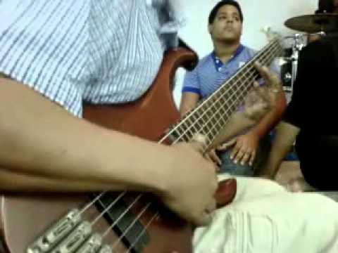 Hector Santana performing bass. Exaltale (Juan Carlos Alvarado)
