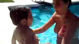 Saltando a la piscina