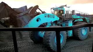 Download the video "Carregadeira de grande porte 1850 carregando o 793"