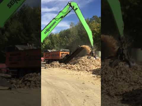 Sennebogen 830 feeding a shredder