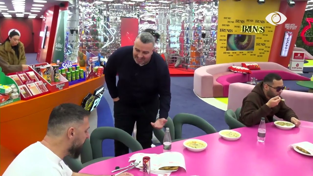 Selin s'është fare këtu/ Mal dhe Miri debatojnë për karrigen: A do të ulesh?