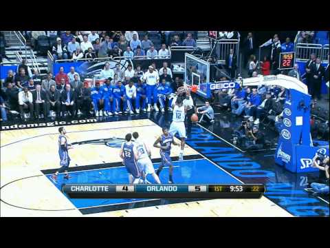 Howard denied at the rim but comes back with the slam!