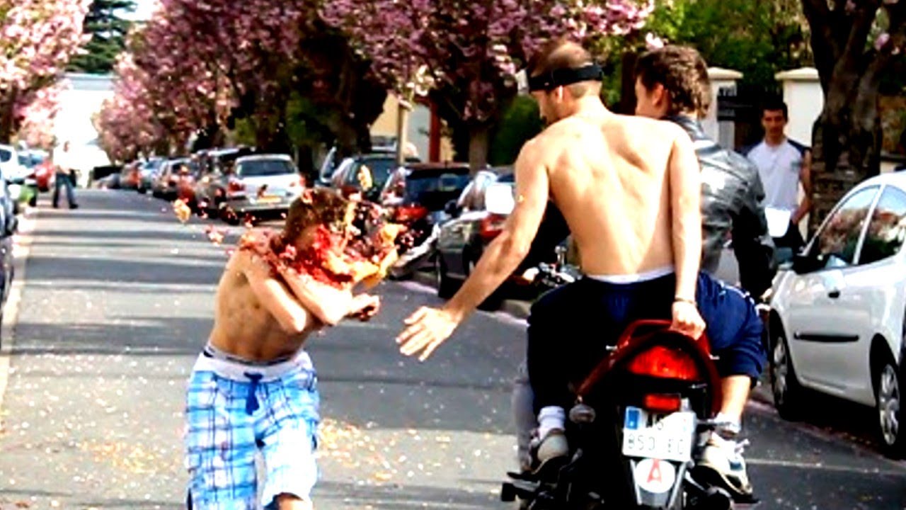 Les défis de SqueeZie | Episode 1 : MOTO TARTE (périmées) | LE RETOUR ! thumbnail