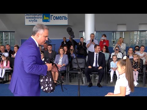 Владимир Привалов вручил будущим первоклассникам портфели видео