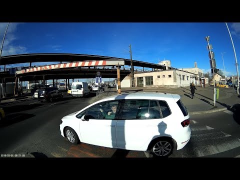 Mutatja, merre menjek - He points to where I should go