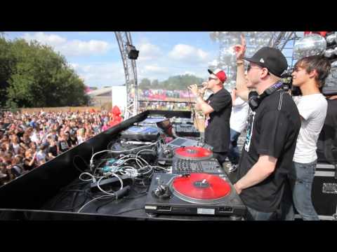 DJ Dysfunkshunal & Fatty K at Laundry Day 2010 (Bling Bling stage)