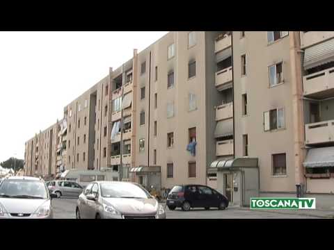 2017-03-27 PRATO - NIENTE CASA, DISTRUGGE TAVOLO UFFICIO ASSESSORE