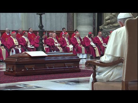 El Papa asiste por sorpresa al funeral del cardenal Jean-Louis Tauran