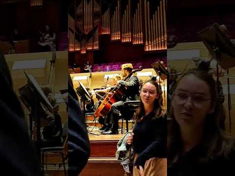 Afinação antes do início do concerto Sinfonia Rotterdam na sala de concertos De Doelen.