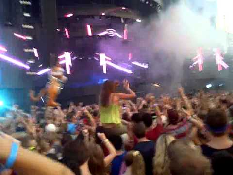 Calvin Harris opening set at Lollapalooza 2012.