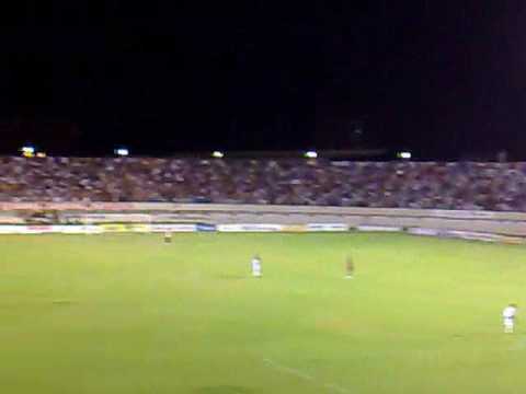 Ola no jogo do Confianca