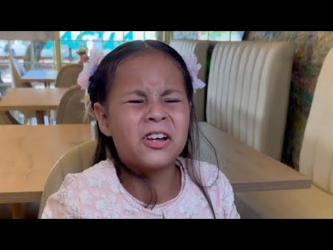 Spoiled girl embarrasses her dad at a restaurant over the food 😱