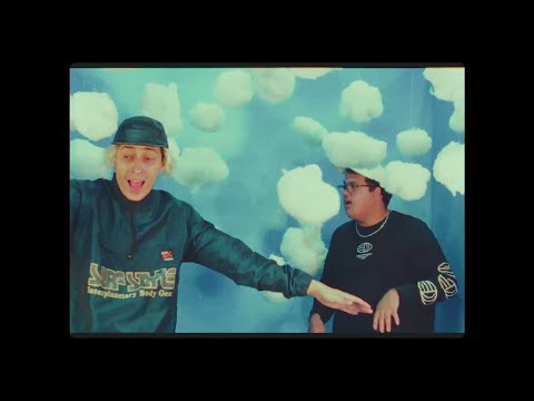 Dromedarios Mágicos - Tu cama (feat. McKlopedia) (Video Oficial)