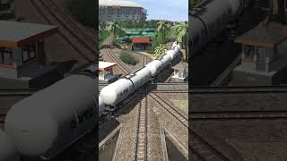 Download lagu Kereta Api Minyak Melintasi Persilangan 3 Kereta Api #train #railtrack #railway #shorts #trending mp3
