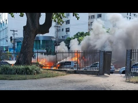 Carro pega fogo em Icaraí, Zona Sul de Niterói