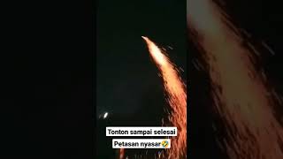 Download lagu Petasan Nyasar 🤣 #fireworks #petasan #kembangapi mp3