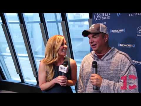 Garth Brooks Rocks Out To Bruno Mars and Justin Timberlake