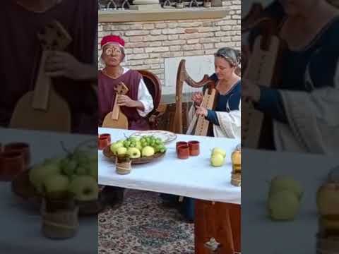 Living history alla Corte Malatestiana di Fano. Musici con viella e arpa