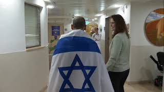 אלי שרעבי נפגש עם משפחתו בבי"ח שיבא (עדכוני משרד ראש הממשלה) - התמונה מוצגת ישירות מתוך אתר האינטרנט יוטיוב. זכויות היוצרים בתמונה שייכות ליוצרה. קישור קרדיט למקור התוכן נמצא בתוך דף הסרטון