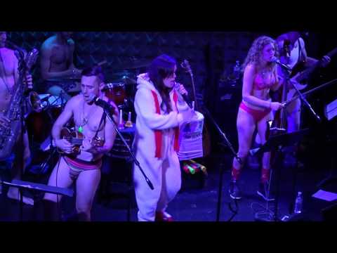 The Skivvies and Leslie McDonel - Frosty the Snowman Medley