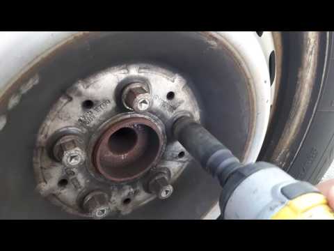 Akumuliatorinis smūginis veržliasukis DeWalt DCF880M2-QW (1/2'') video