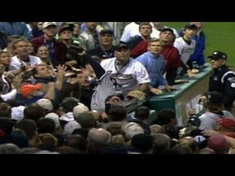 2005 WS Gm4: Uribe makes catch, falls in stands