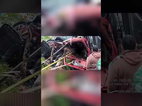 Fuerte accidente de dos camiones en la vía La Paila - La Tebaida