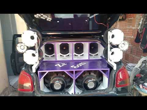 Chicabana tocando no gol do Zé