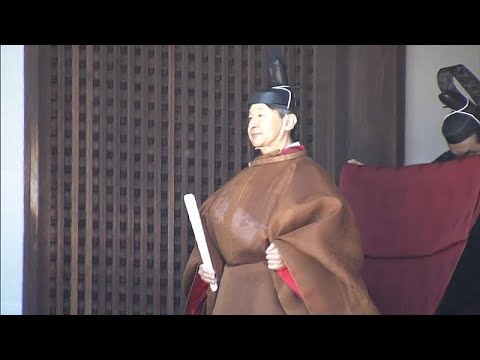 شاهد إمبراطور اليابان الجديد يظهر بالزي التقليدي لتأدية طقوس دينية…