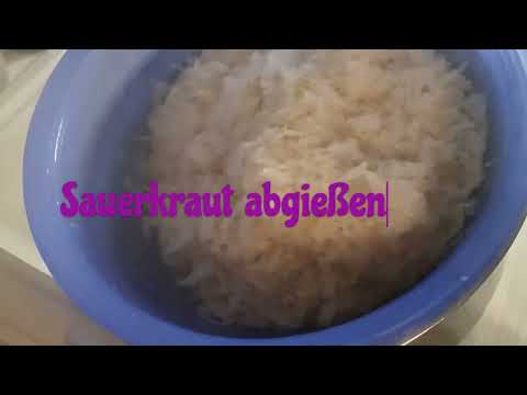 Weihnachtsessen  Schlesische Weißwurst mit traditionellem Sauerkraut Heiligabend