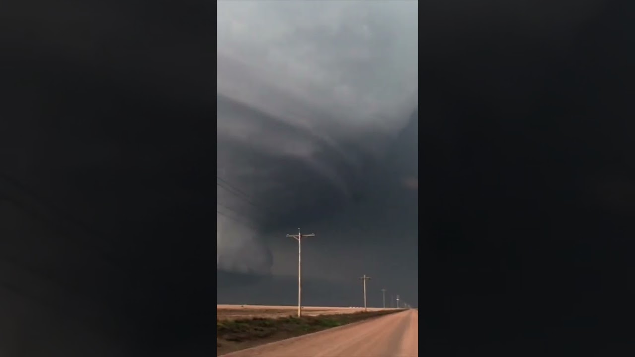 INCREDIBLE supercell thunderstorm structure over Kansas!