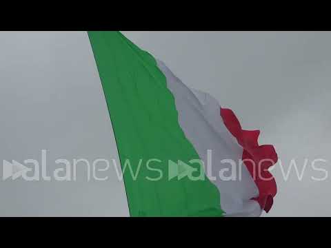 2 Giugno, l'arrivo del Tricolore con i paracadutisti della Folgore