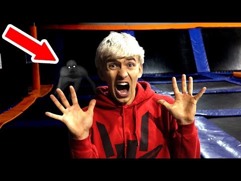 EXPLORING ABANDONED TRAMPOLINE PARK AT 3AM!! Video