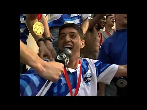Em 1995, torcida e jogadores fazem festa após Grêmio conquistar bi da Libertadores