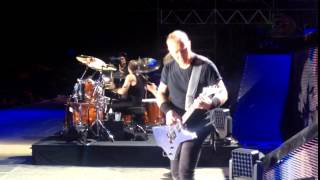 Metallica - James plays guitar like a bass - Roma - 2014