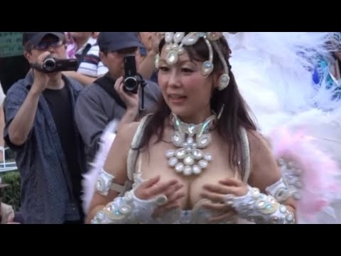 Thumbnail for 何かに気づき焦った顔でサンバを踊るお姉さん part2